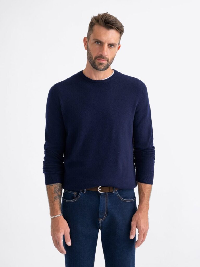cashmere crew in a casual look